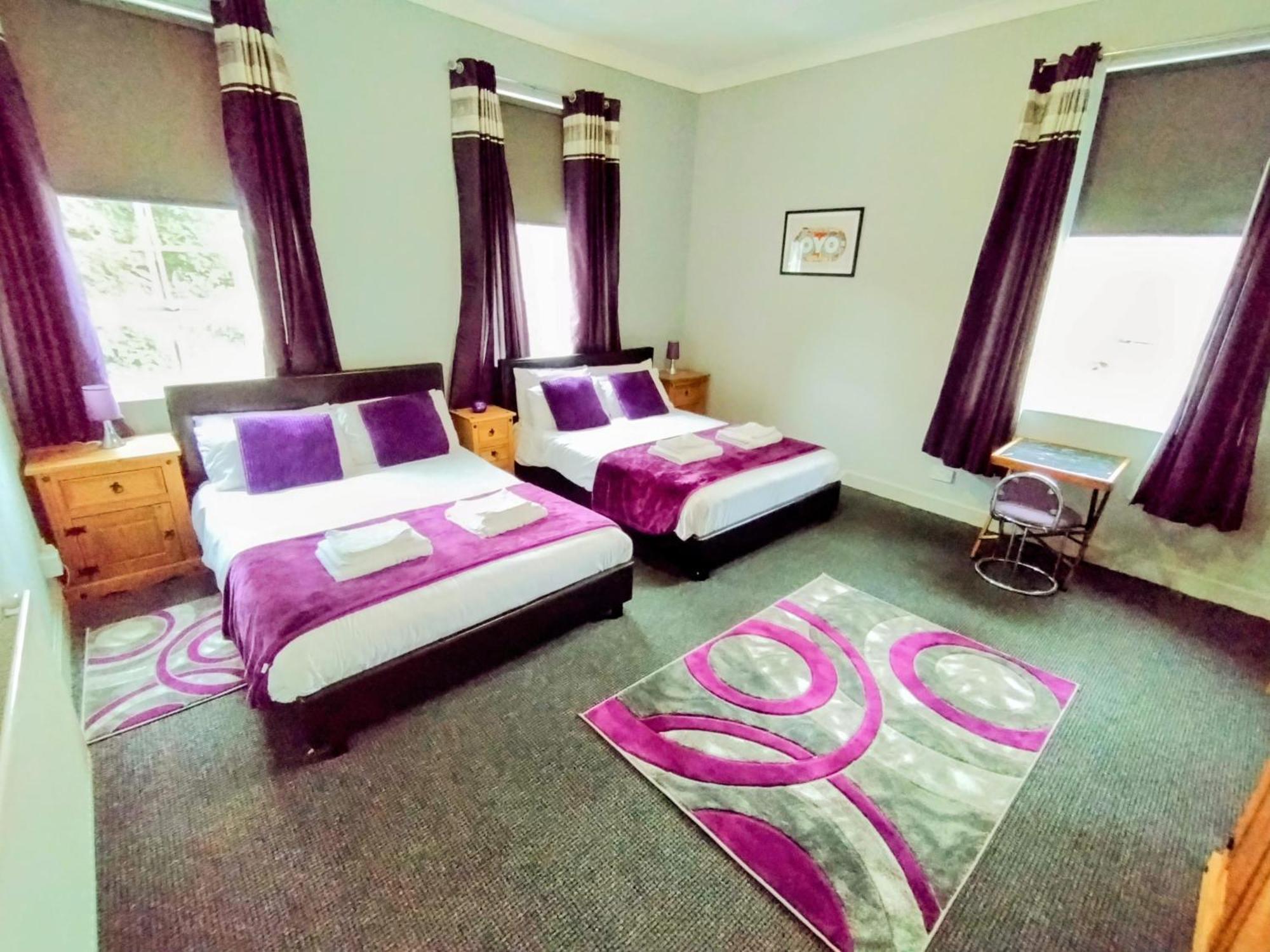 Oyo Gin House Hotel Грийнок Екстериор снимка