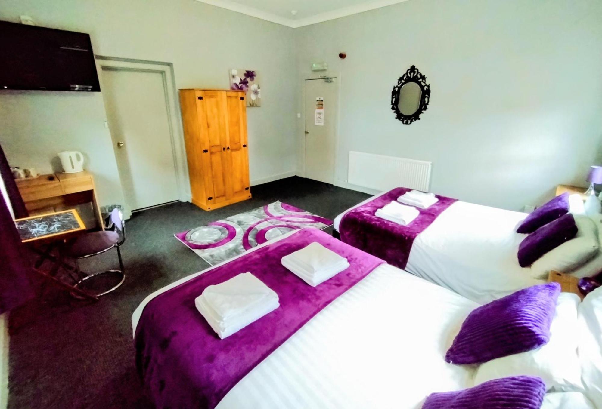 Oyo Gin House Hotel Грийнок Екстериор снимка