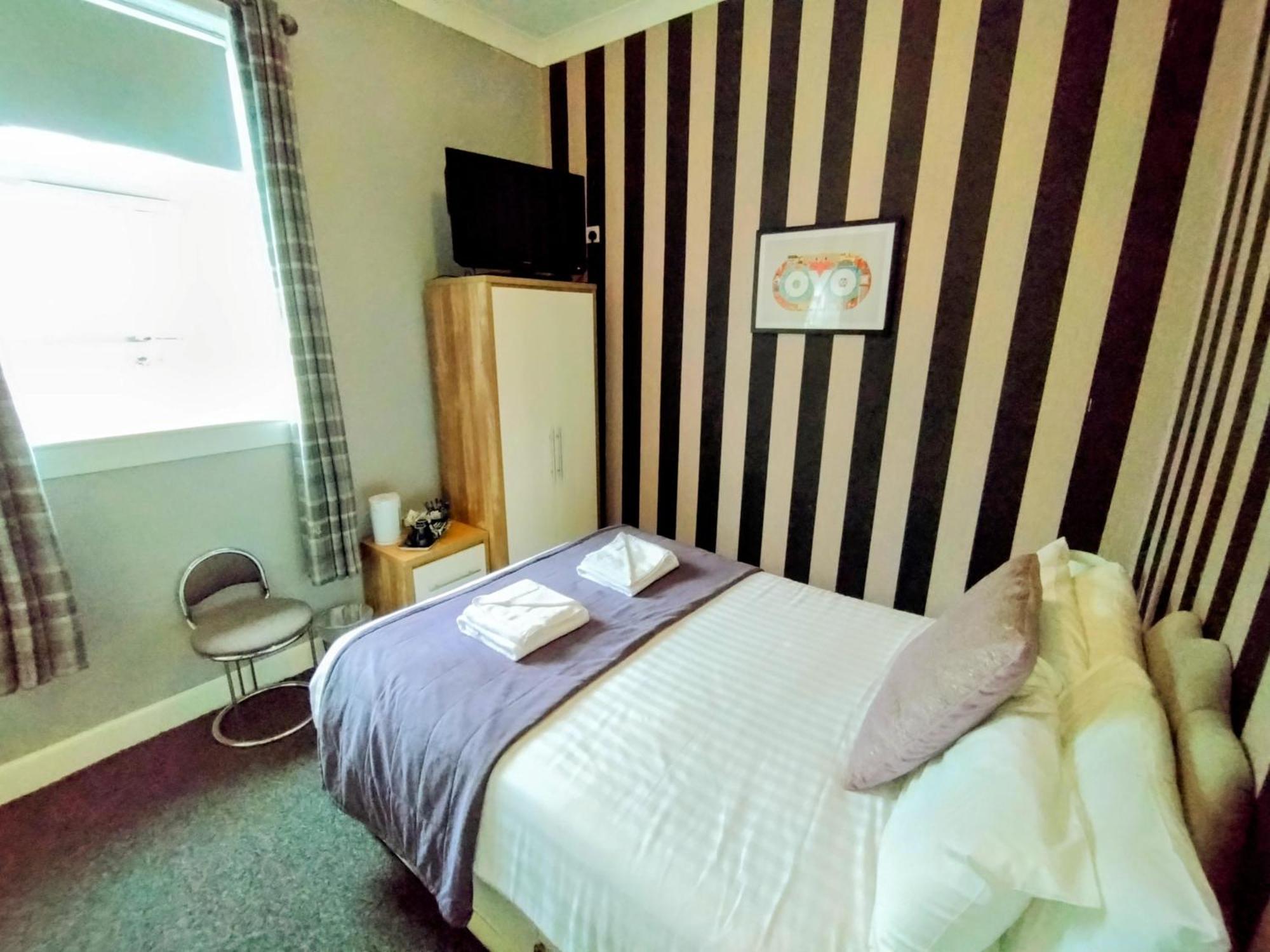 Oyo Gin House Hotel Грийнок Екстериор снимка