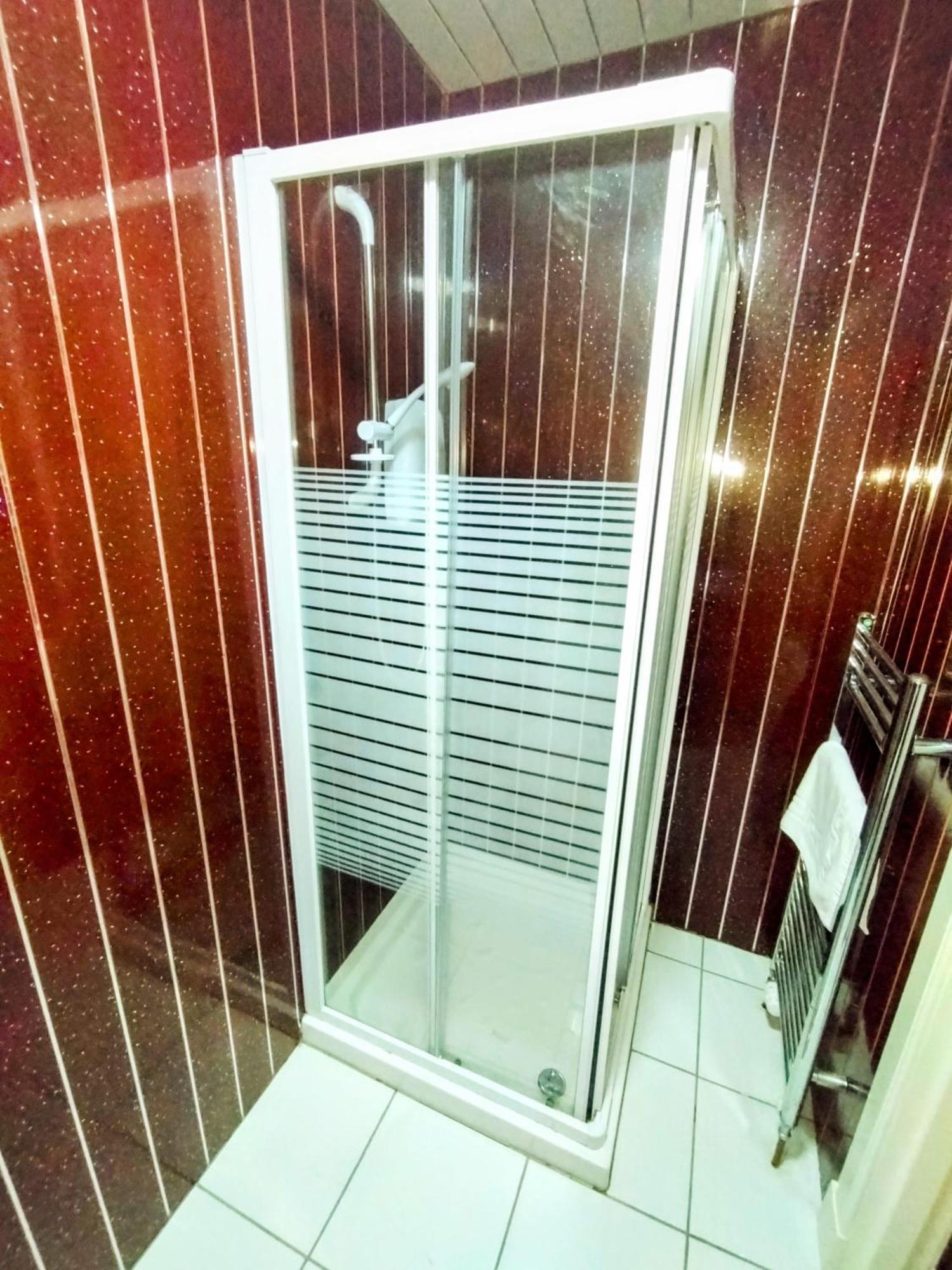 Oyo Gin House Hotel Грийнок Екстериор снимка