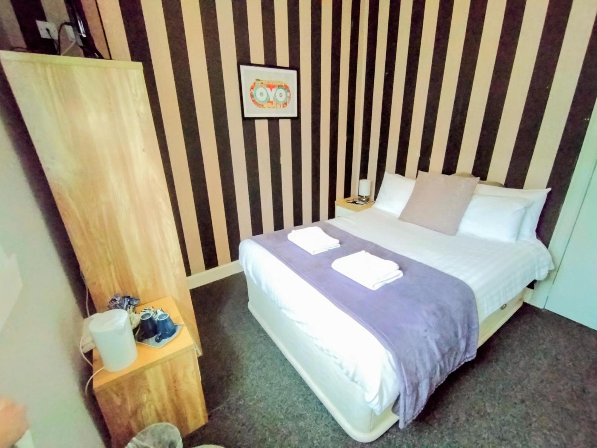 Oyo Gin House Hotel Грийнок Екстериор снимка