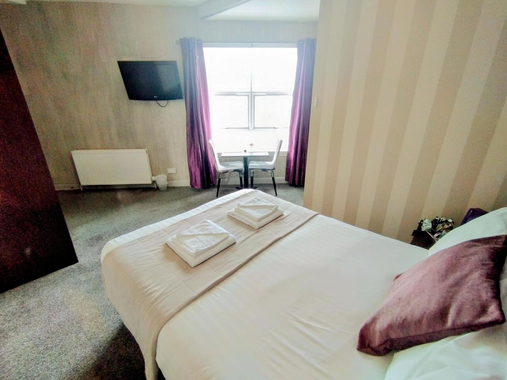 Oyo Gin House Hotel Грийнок Екстериор снимка