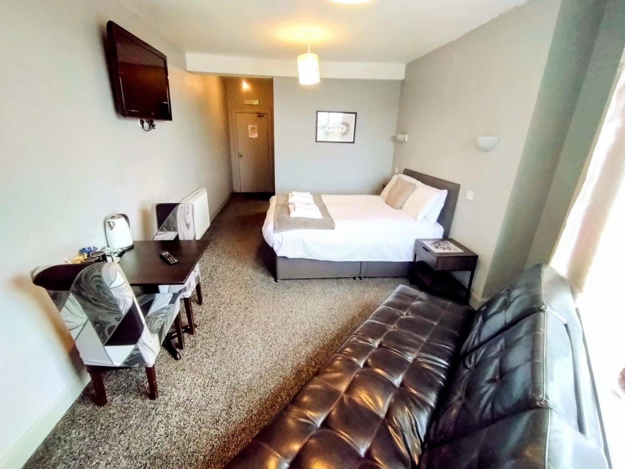 Oyo Gin House Hotel Грийнок Екстериор снимка