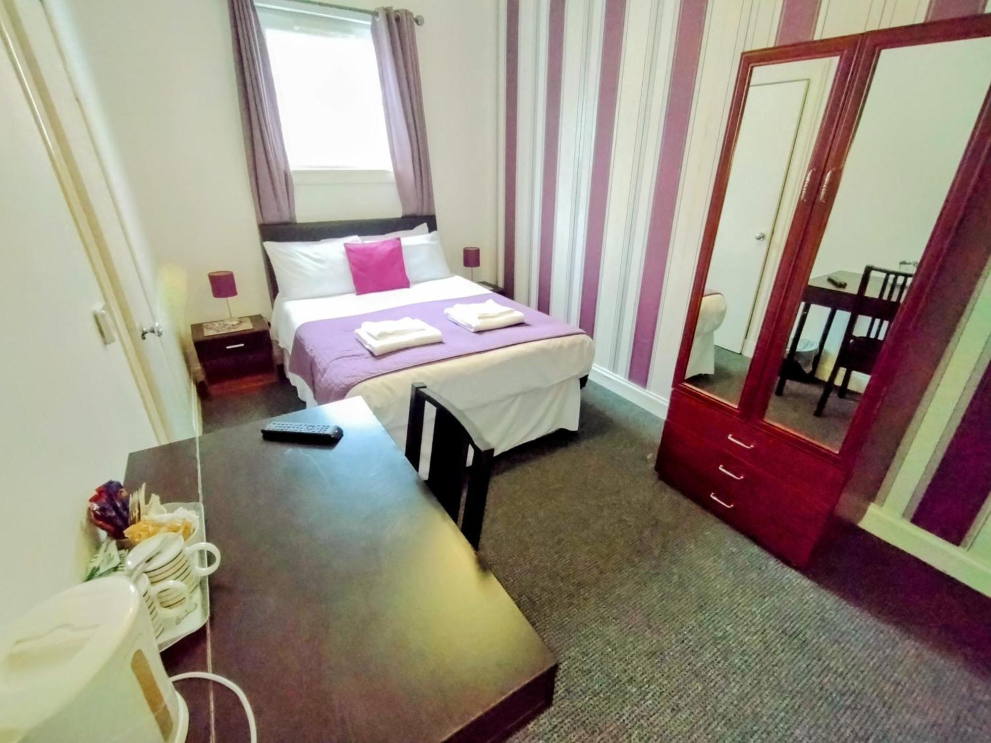 Oyo Gin House Hotel Грийнок Екстериор снимка