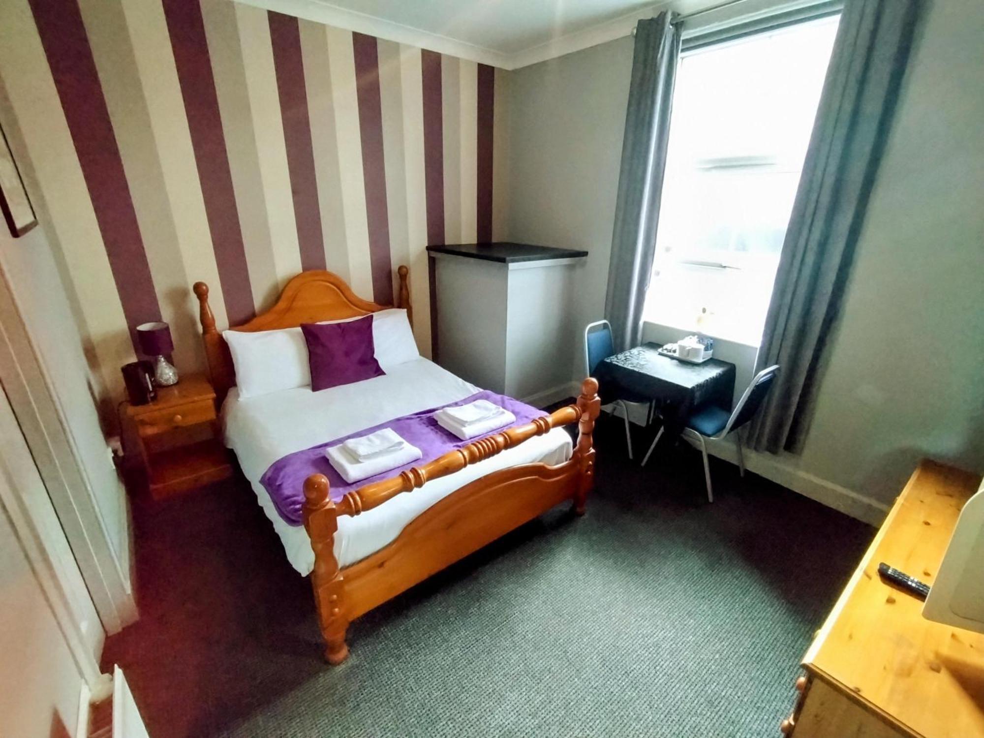 Oyo Gin House Hotel Грийнок Екстериор снимка