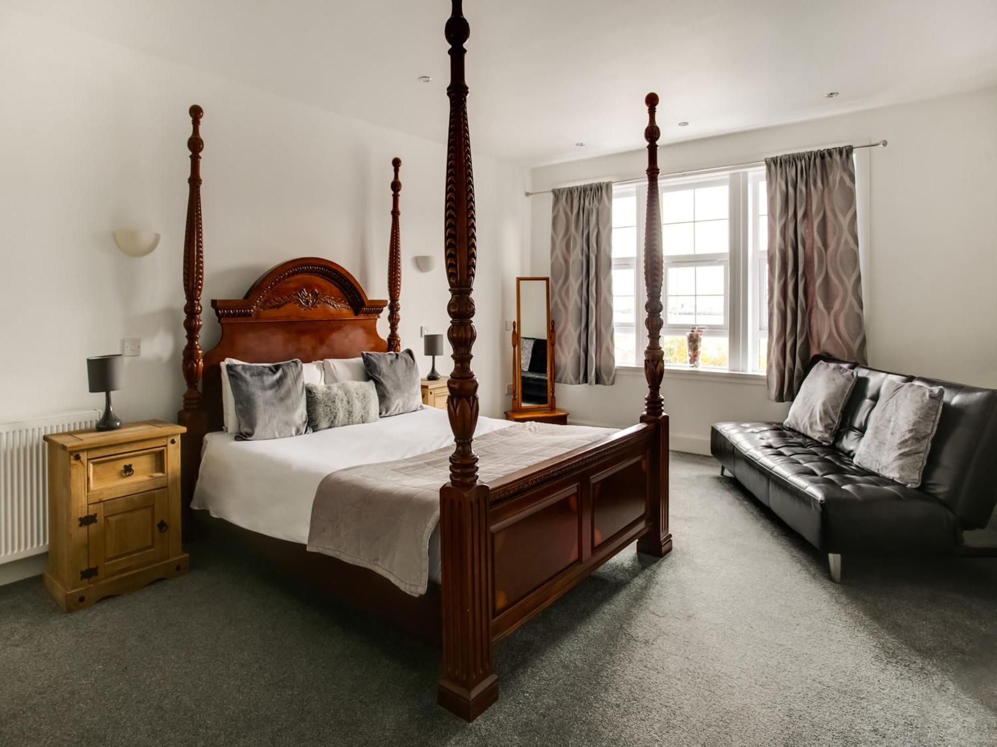 Oyo Gin House Hotel Грийнок Екстериор снимка