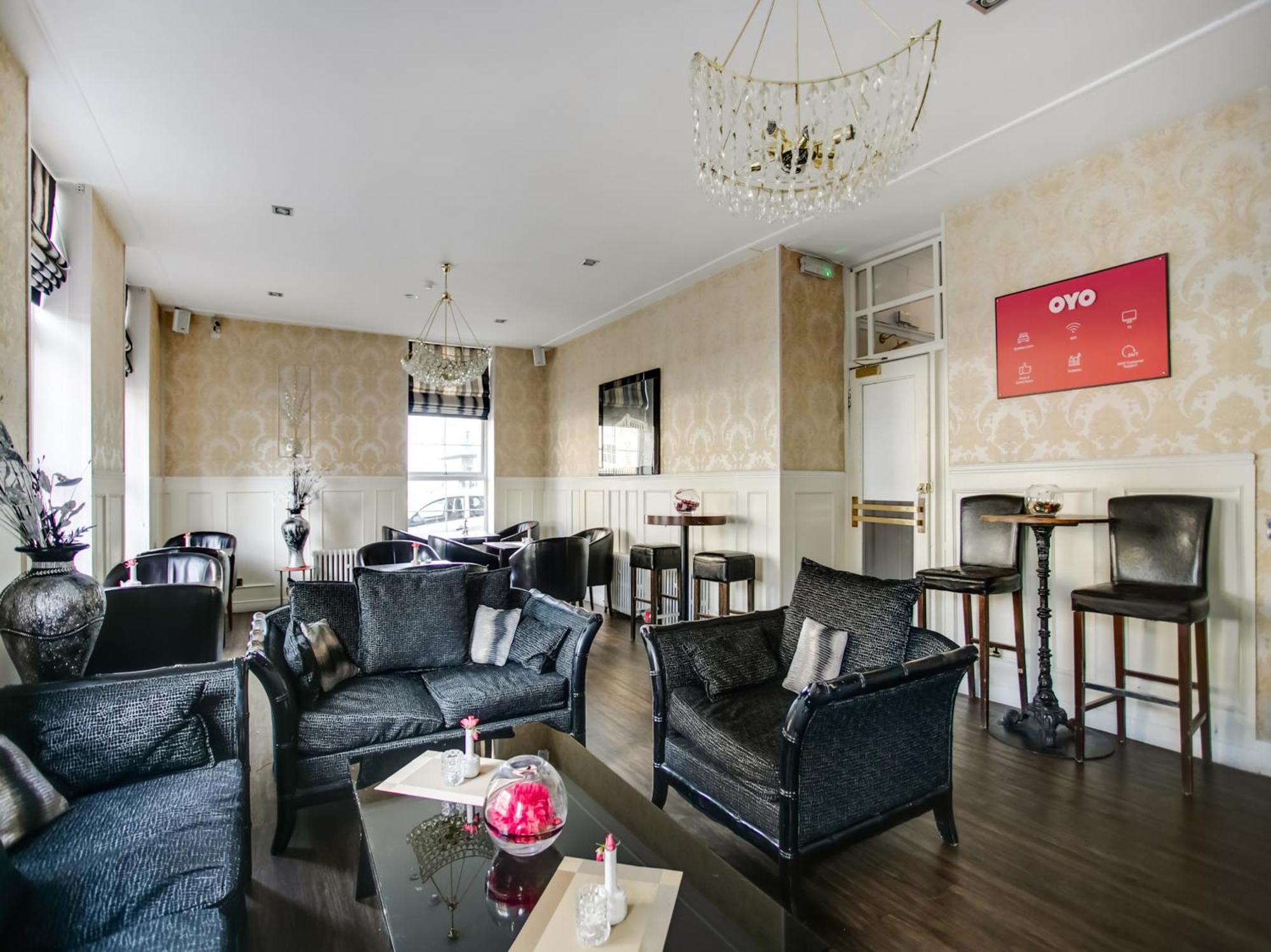 Oyo Gin House Hotel Грийнок Екстериор снимка