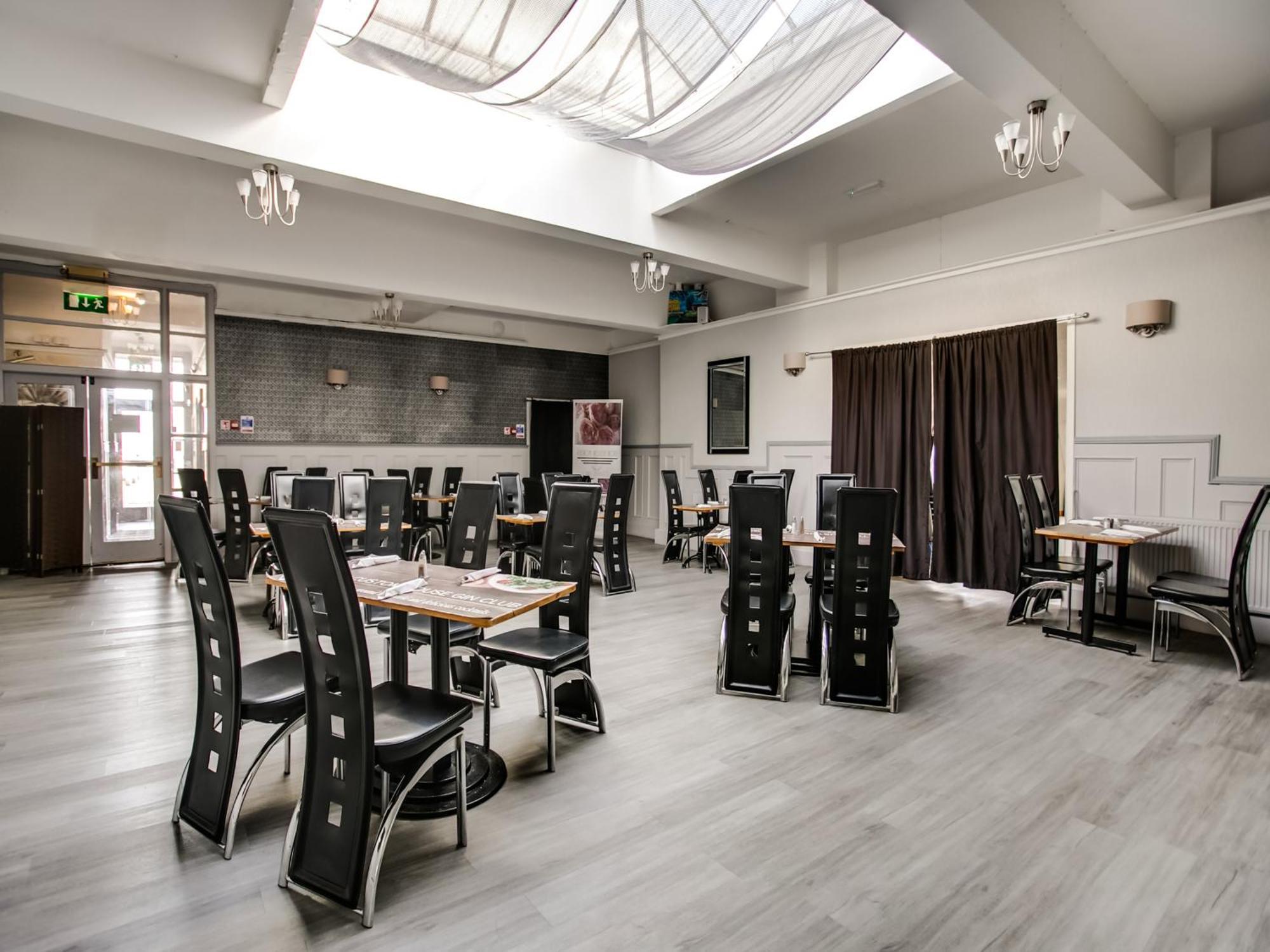 Oyo Gin House Hotel Грийнок Екстериор снимка