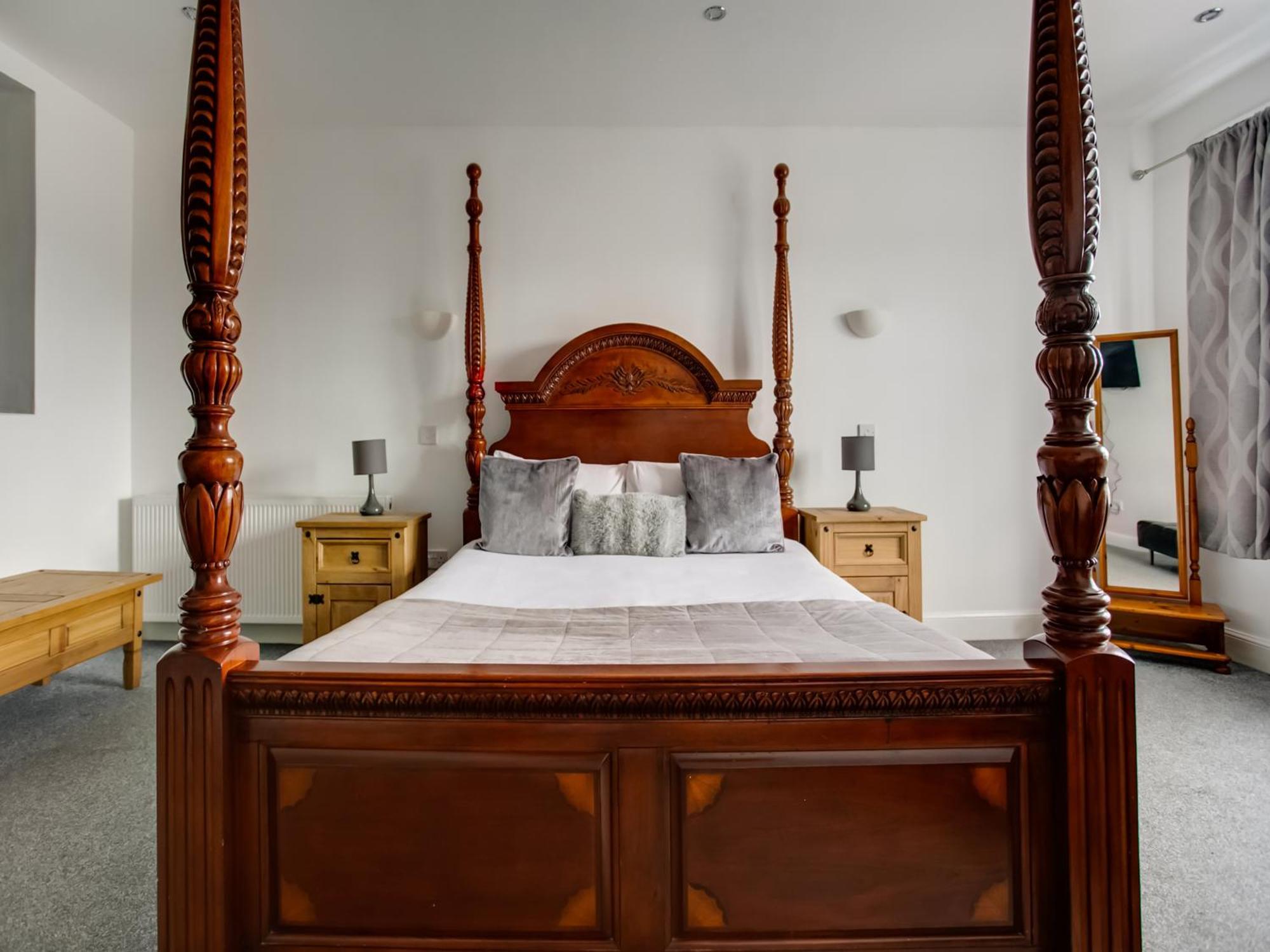Oyo Gin House Hotel Грийнок Екстериор снимка