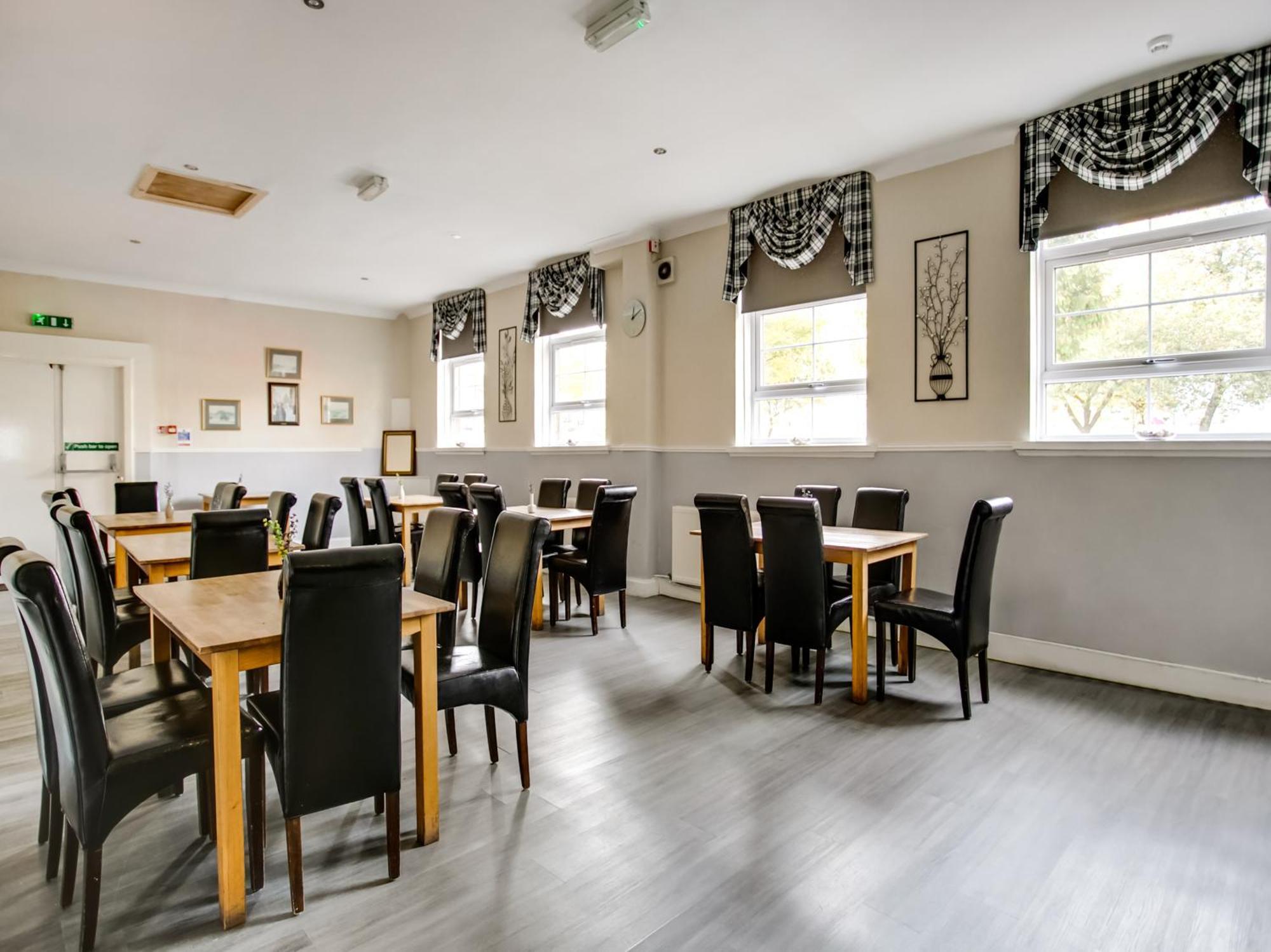 Oyo Gin House Hotel Грийнок Екстериор снимка