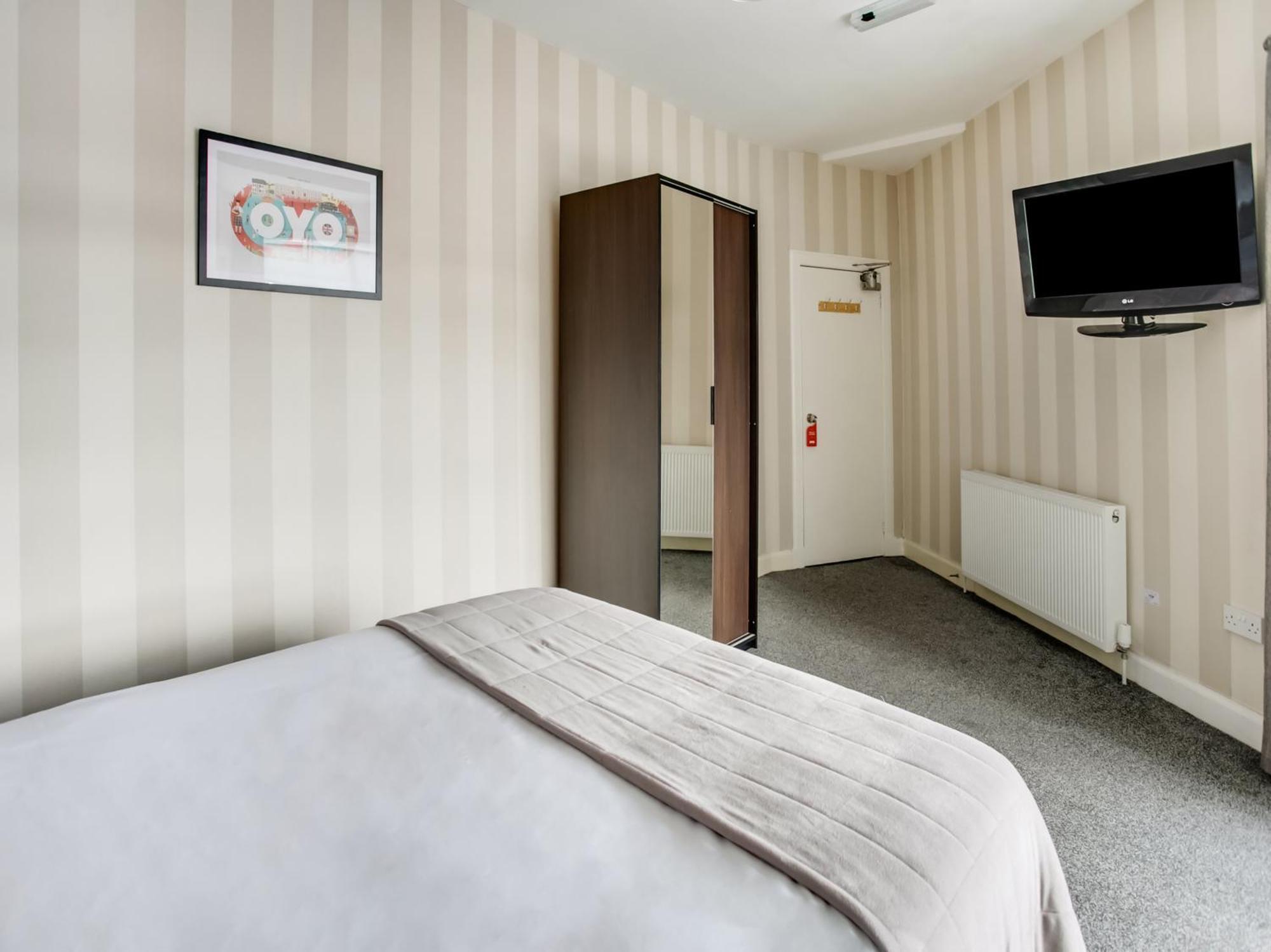 Oyo Gin House Hotel Грийнок Екстериор снимка