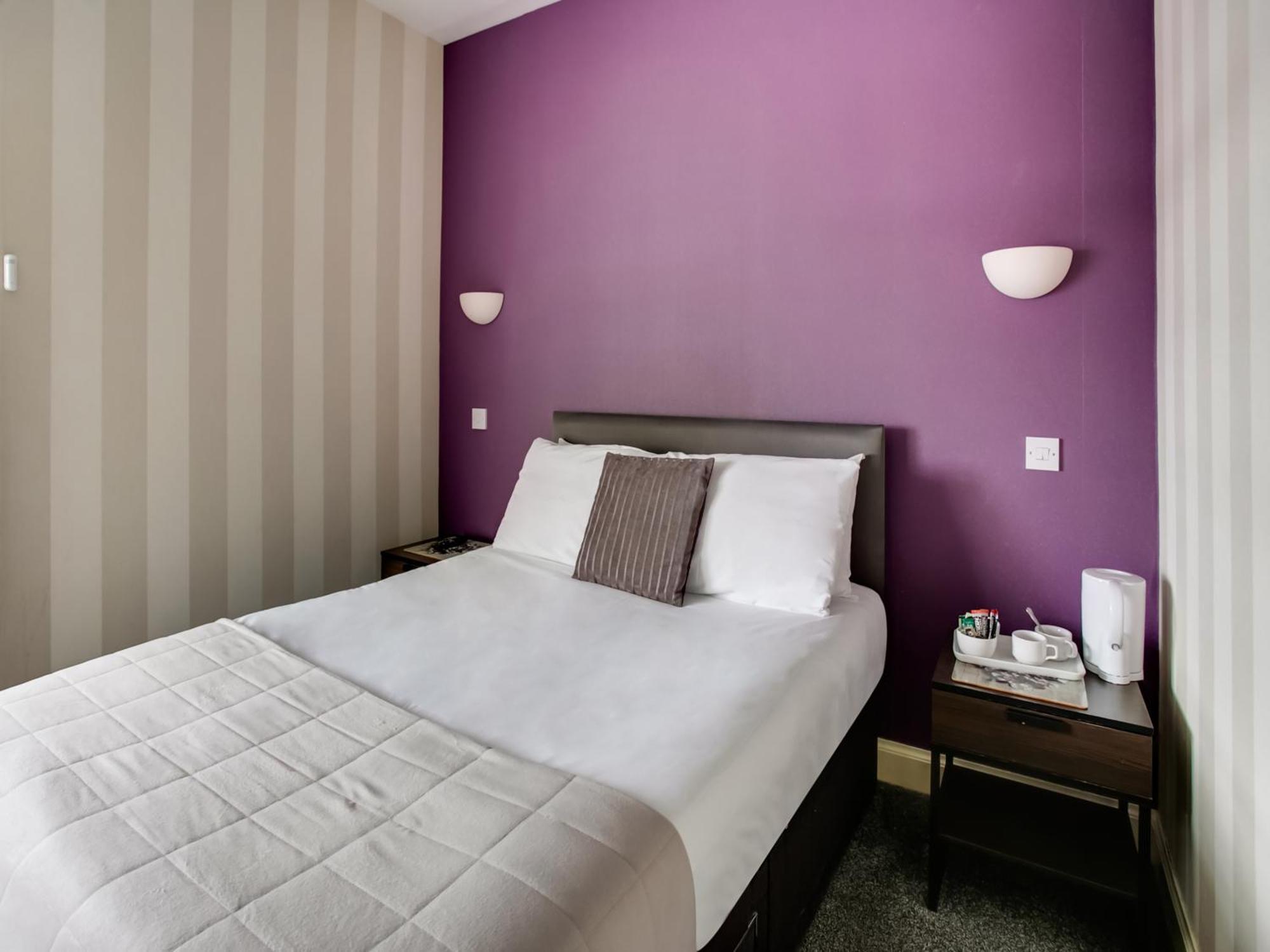 Oyo Gin House Hotel Грийнок Екстериор снимка